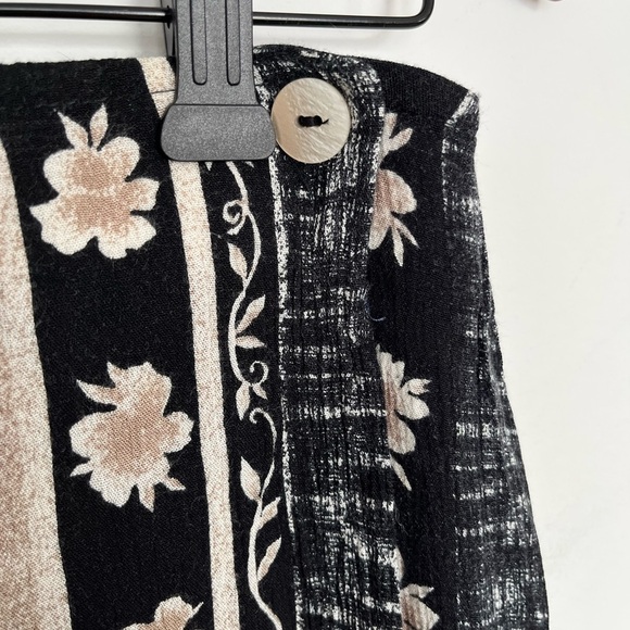 VI petite Floral Pocket skirt Black and cream size small - Picture 3 of 6